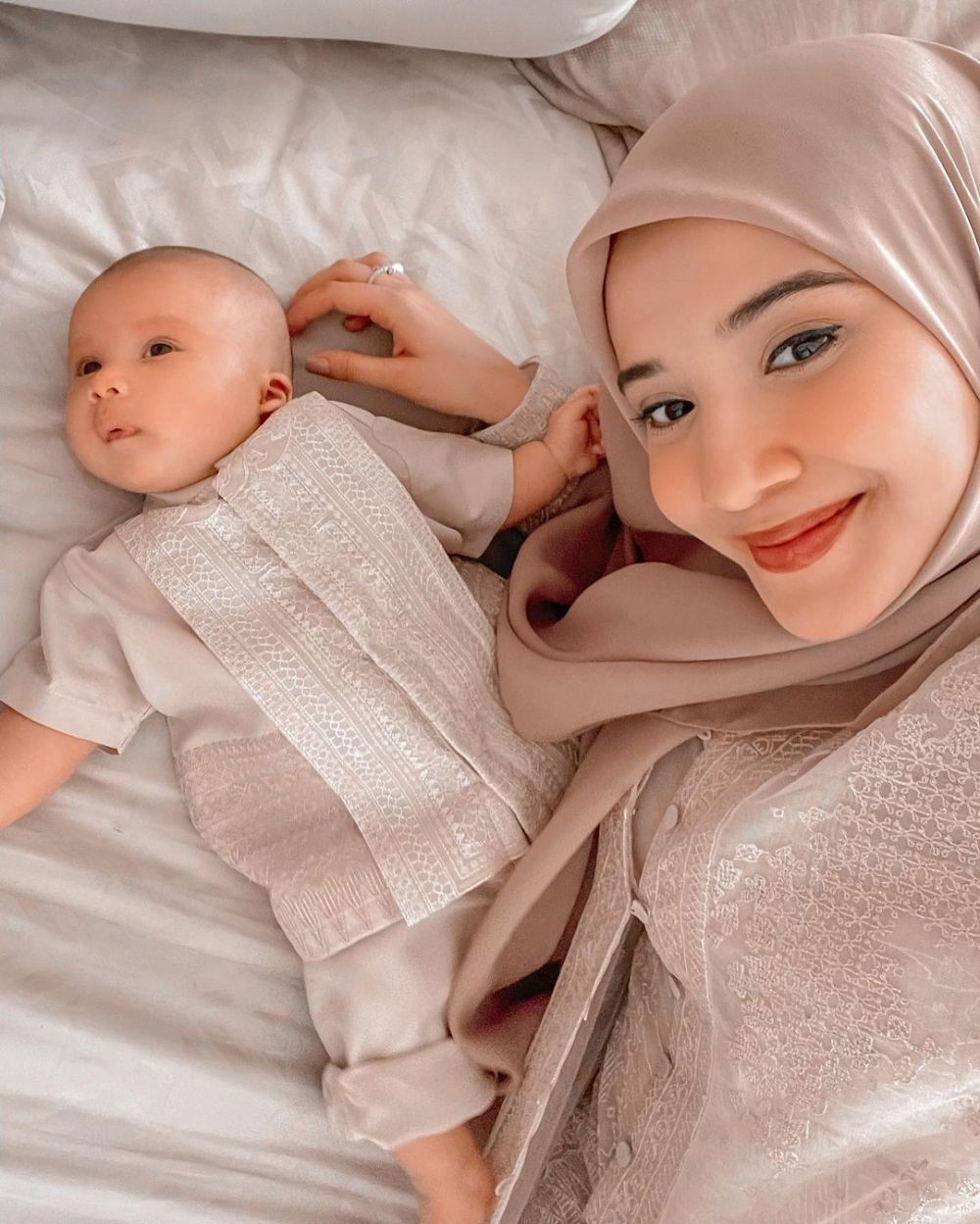 10 Momen Keluarga Sungkar Rayakan Lebaran Bersama, Kompak Deh