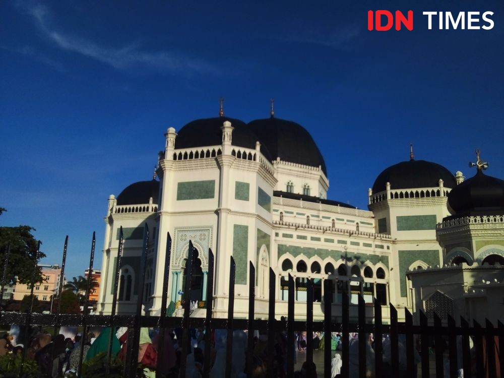Warga Luar Medan juga Ramaikan Salat Idul Fitri di Masjid Raya
