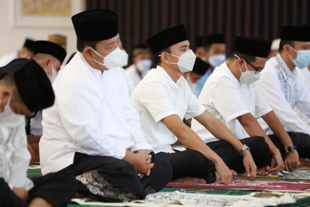 5 Potret Gubernur Lampung dan Keluarga Salat Idul Fitri 1442 Hijriah