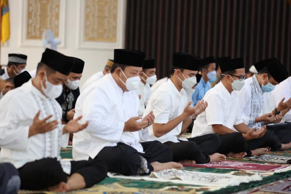 5 Potret Gubernur Lampung dan Keluarga Salat Idul Fitri 1442 Hijriah