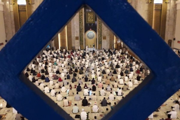 Salat Id di Masjid Al-Akbar Surabaya, Khofifah: Sudah Sesuai Protokol