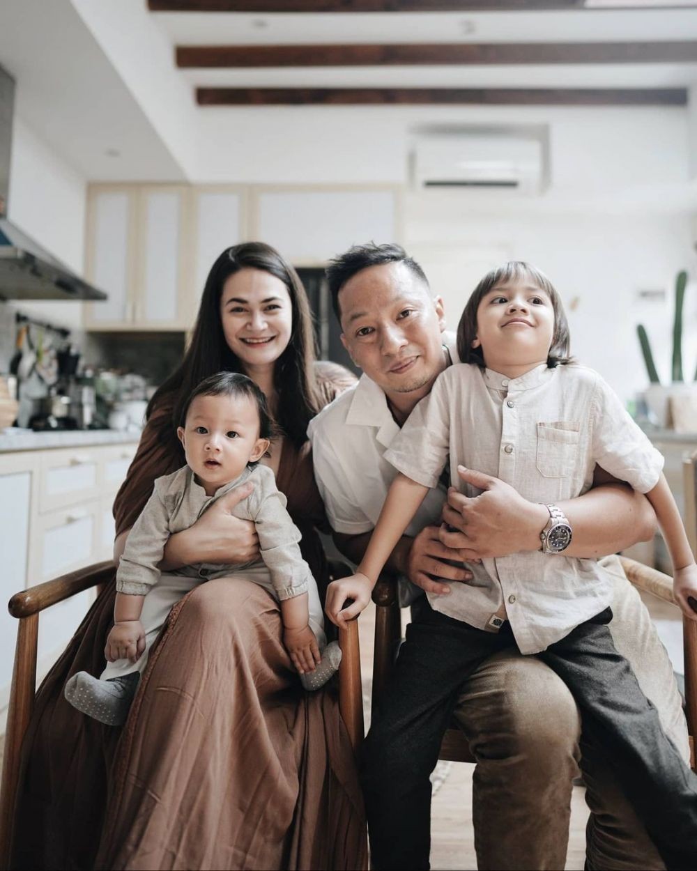 12 Potret Adem Lebaran Artis Blasteran, Seru-seruan Bareng Keluarga