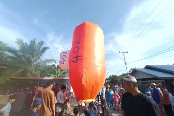 Pemuda Riau Terbangkan Balon Udara Mirip Kapal Selam KRI Nanggala-402