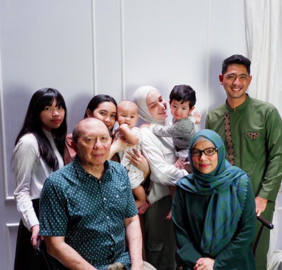 9 Potret Lebaran Seru Arya Saloka dan Putri Anne, Harmonis!
