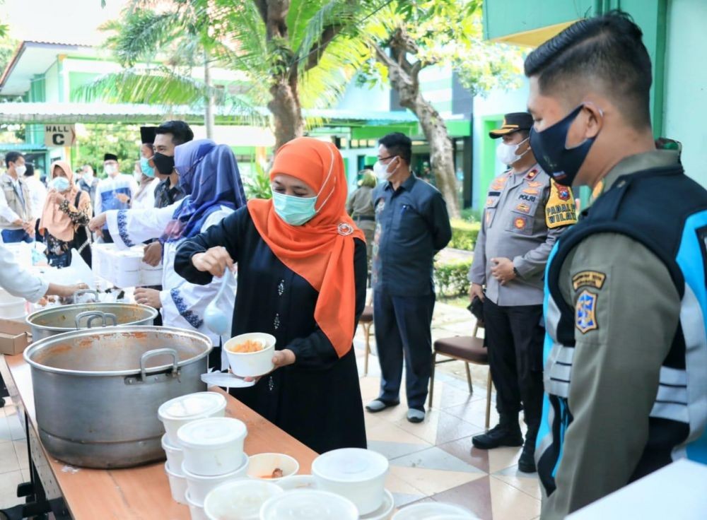 Khofifah Bawakan Ketupat Sayur, Obati Rindu PMI yang Karantina