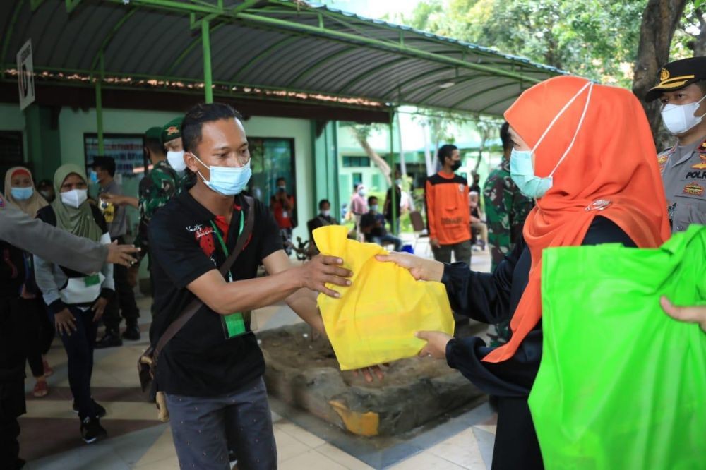 Khofifah Bawakan Ketupat Sayur, Obati Rindu PMI yang Karantina