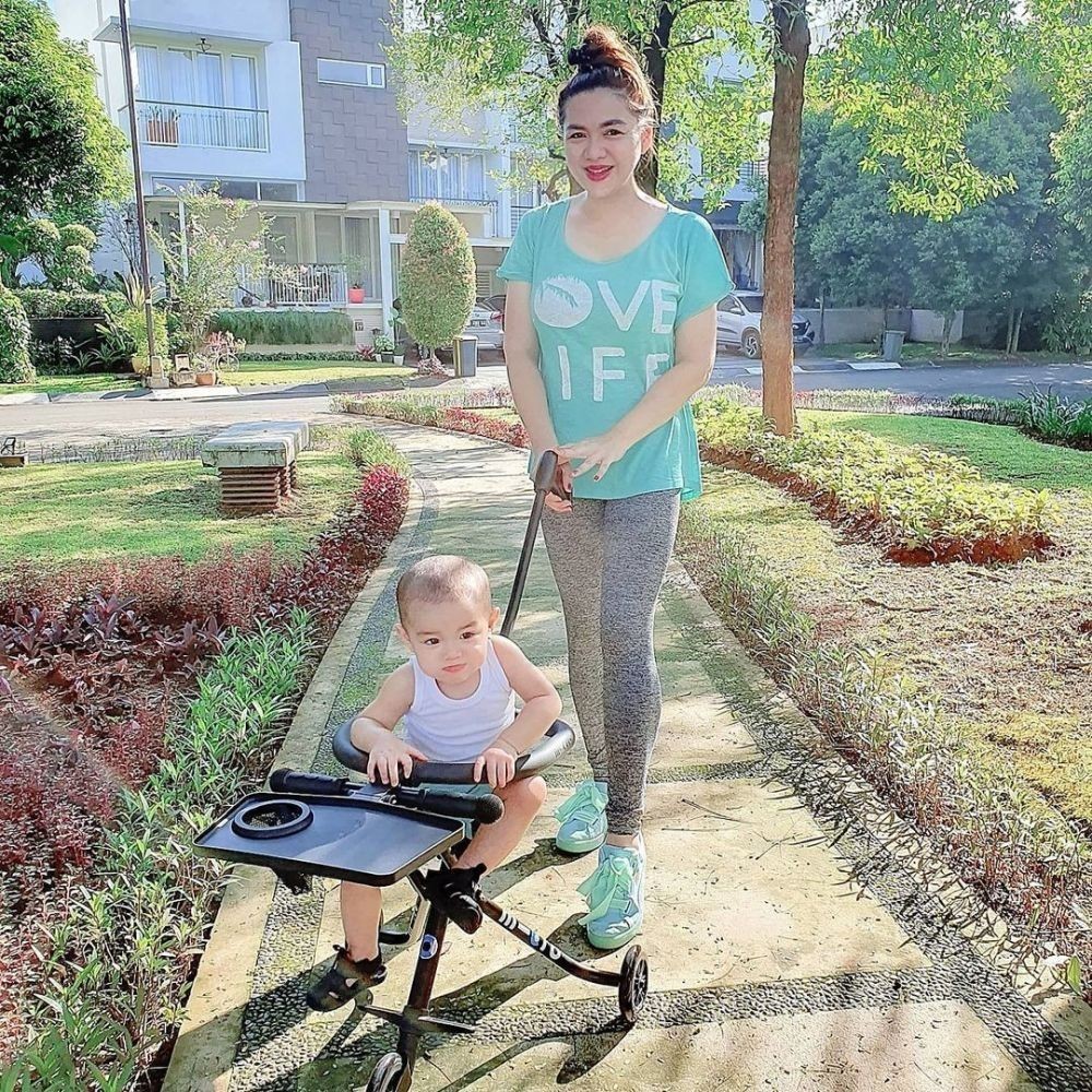 Vicky Shu Kini Ibu Dua Anak, 10 Potret Terbaru Makin Segar Bugar