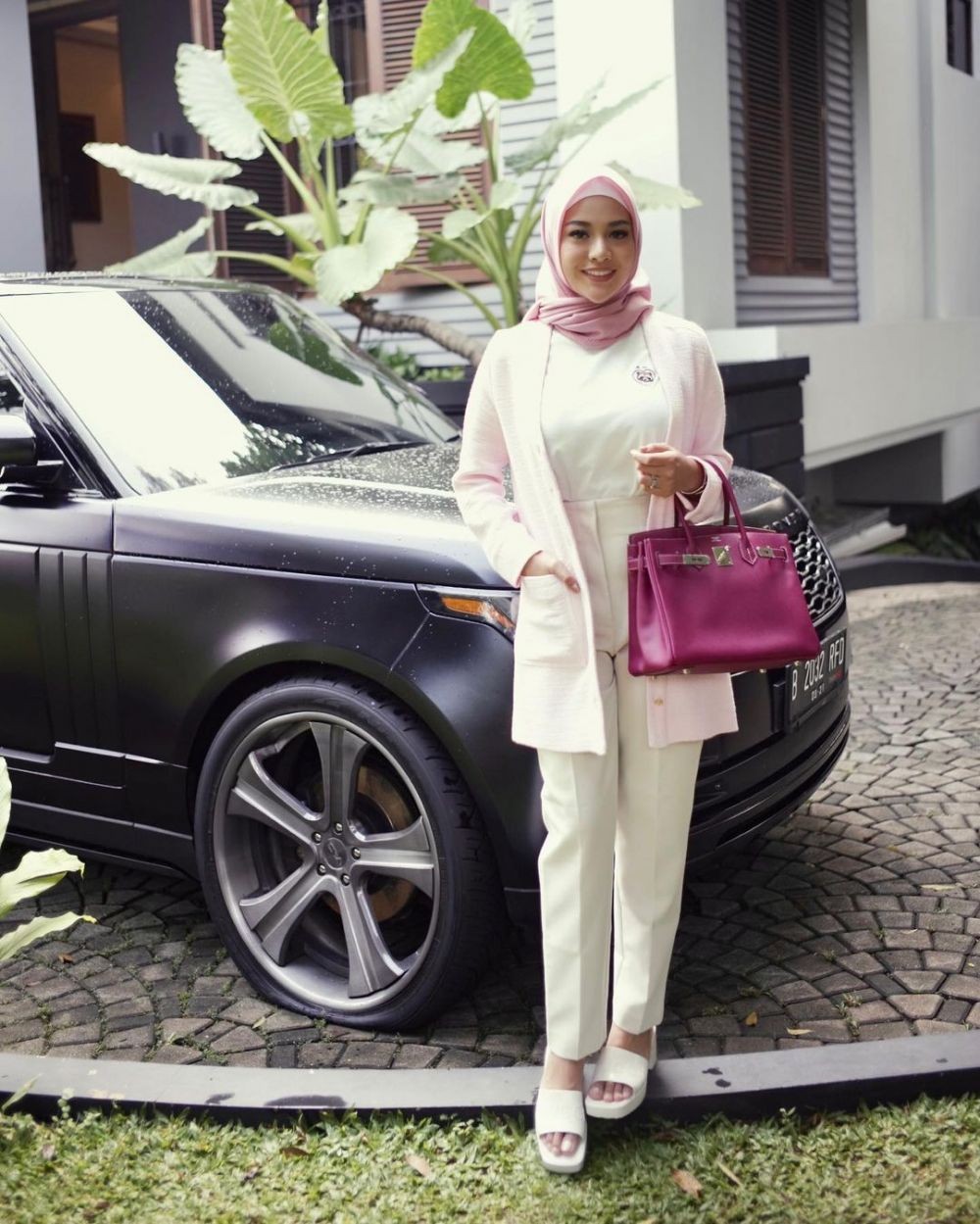 Sama-sama Hamil Muda, 10 Adu Pesona Aurel Hermansyah Vs Kesha Ratuliu!