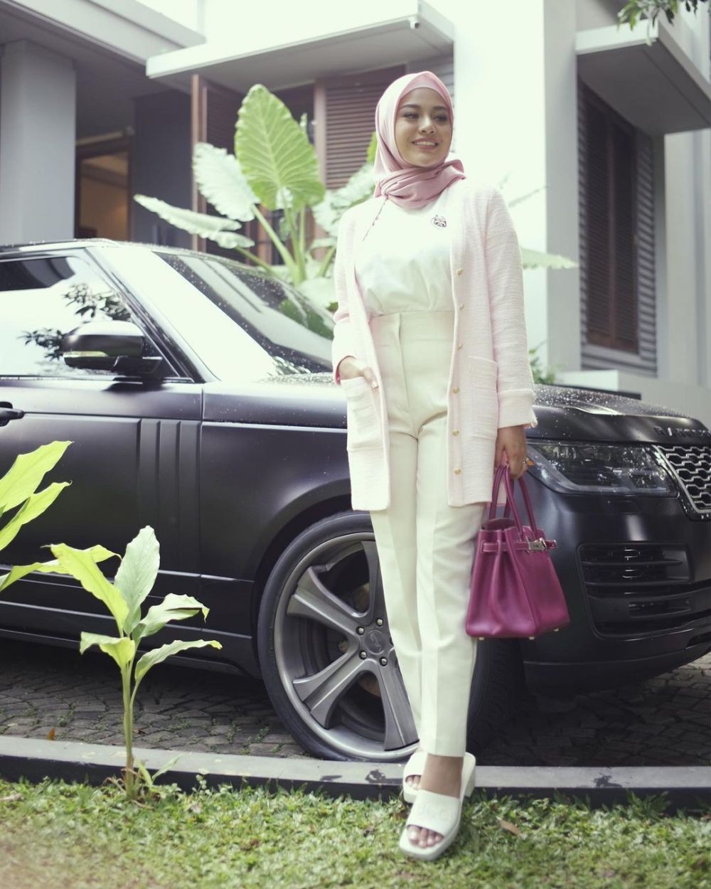 Sama-sama Hamil Muda, 10 Adu Pesona Aurel Hermansyah Vs Kesha Ratuliu!
