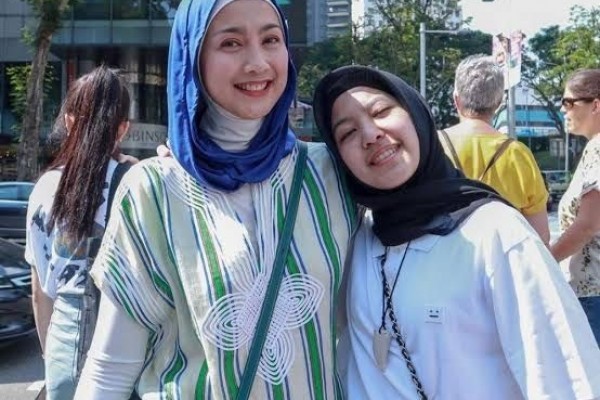 10 Potret Single Mom Desy Ratnasari sama Putrinya yang Beranjak Dewasa