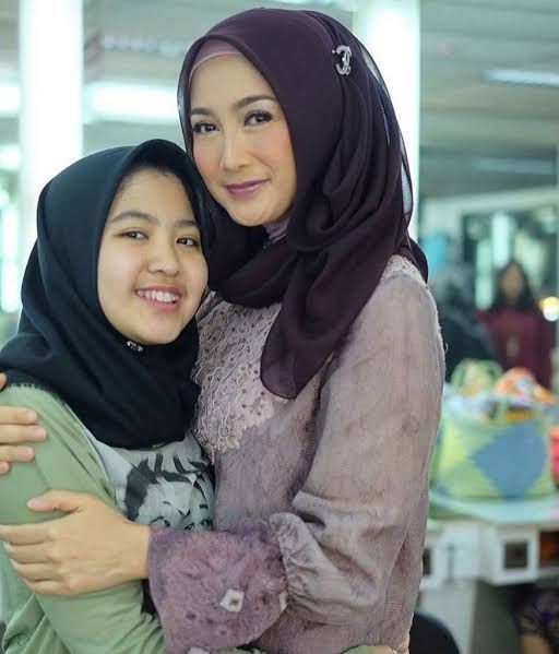 10 Potret Single Mom Desy Ratnasari sama Putrinya yang Beranjak Dewasa