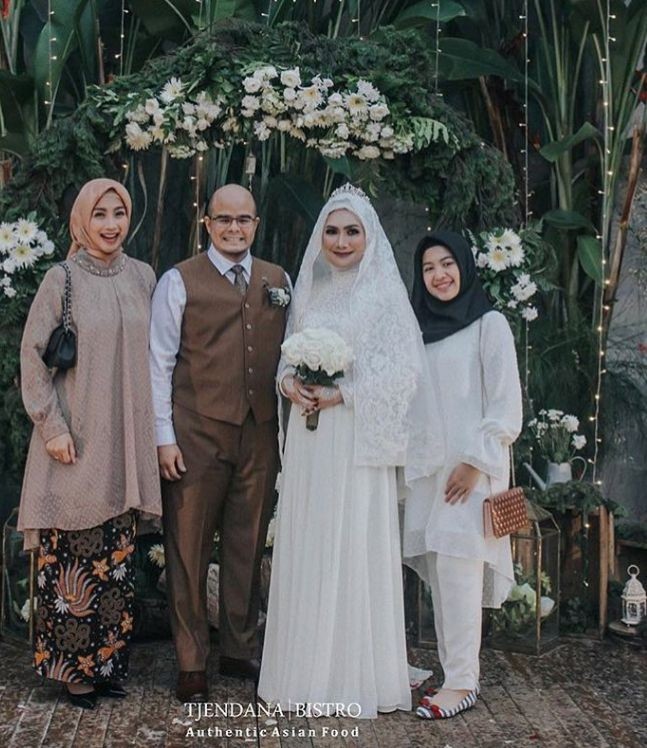 10 Potret Single Mom Desy Ratnasari sama Putrinya yang Beranjak Dewasa