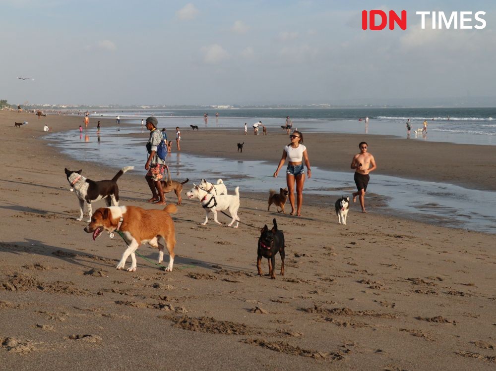 8 Potret Suasana Pantai Batu Belig saat Libur Hari Raya Idul Fitri