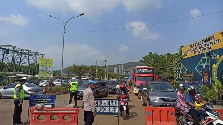 Pengunjung Anyer-Carita Membludak, Lalu Lintas Macet Parah