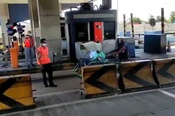 Ada-ada Saja! Viral Becak Masuk Jalan Tol Surabaya-Gresik