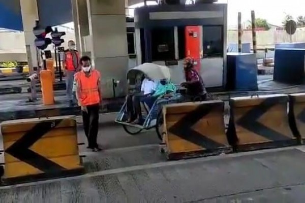 Viral Becak Lewat Jalan Tol, Ternyata Mau Mudik Bareng Keluarga