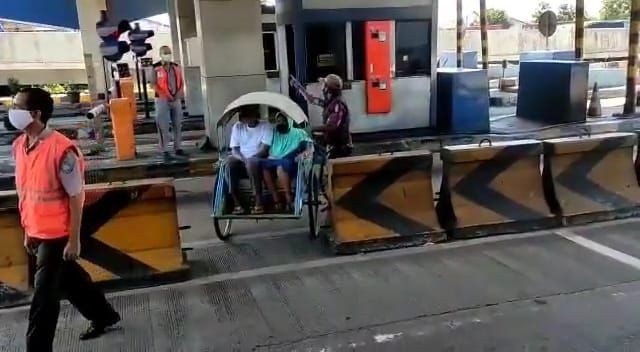 Ada-ada Saja! Viral Becak Masuk Jalan Tol Surabaya-Gresik