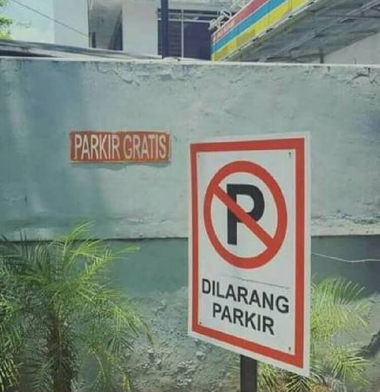 10 Tulisan Nyeleneh di Tempat Parkir, Gratis untuk Roda Satu Nih