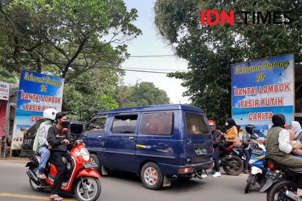 Pantai Carita Terpantau Padat, Ada Wisatawan dari Luar Daerah