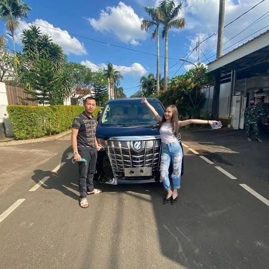 Hoki Banget! 10 Artis Dapat Hadiah Mobil Mewah dari Pasangan
