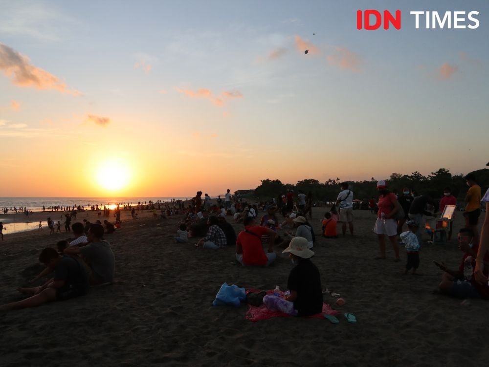 Ramai saat Libur Hari Raya Idul Fitri, 10 Potret Pantai Berawa Bali