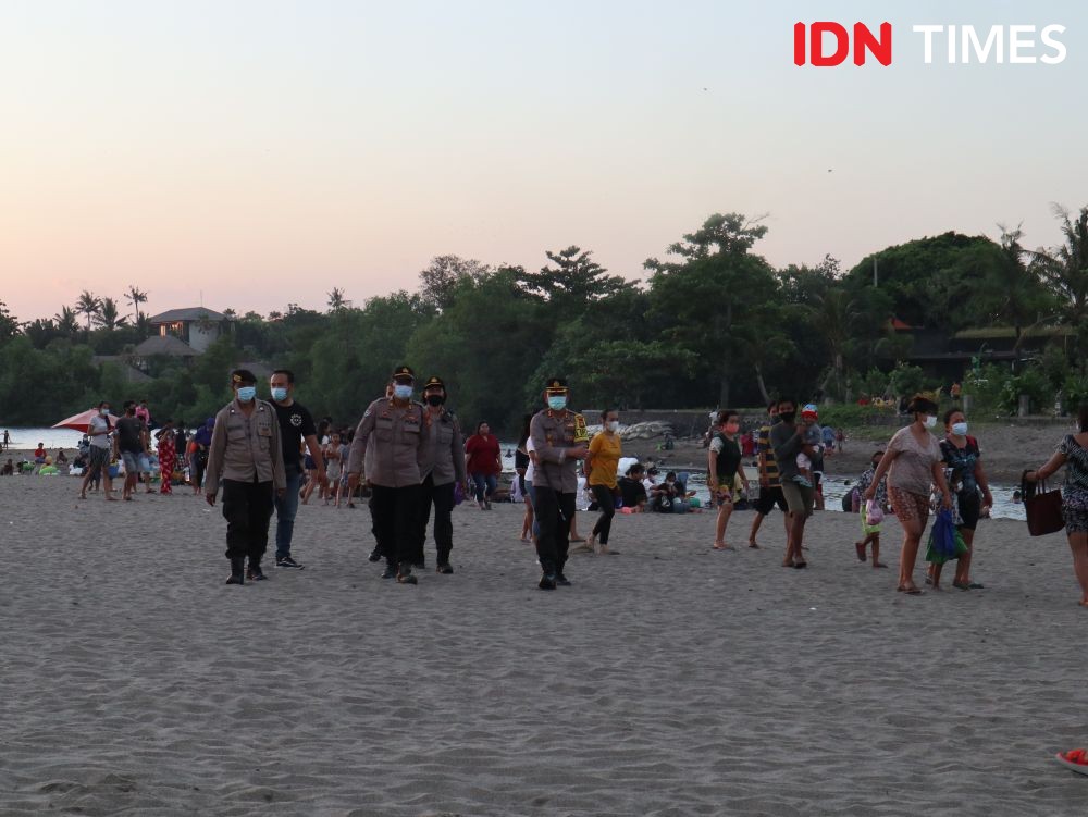 Ramai saat Libur Hari Raya Idul Fitri, 10 Potret Pantai Berawa Bali