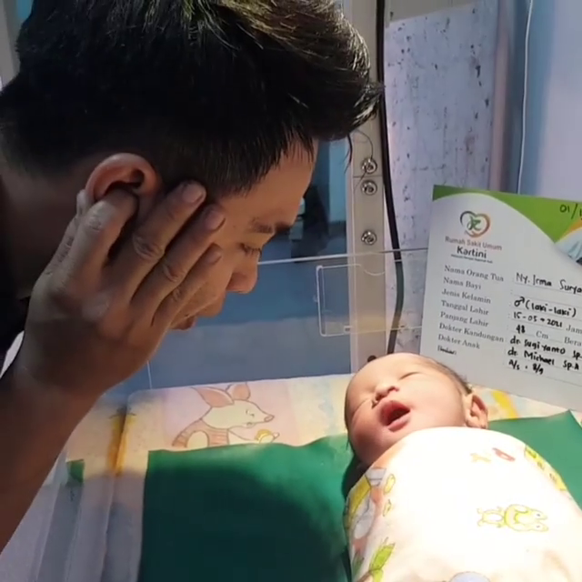 5 Hari Ditinggal Sapri Pantun, 10 Potret Haru Sang Istri Melahirkan