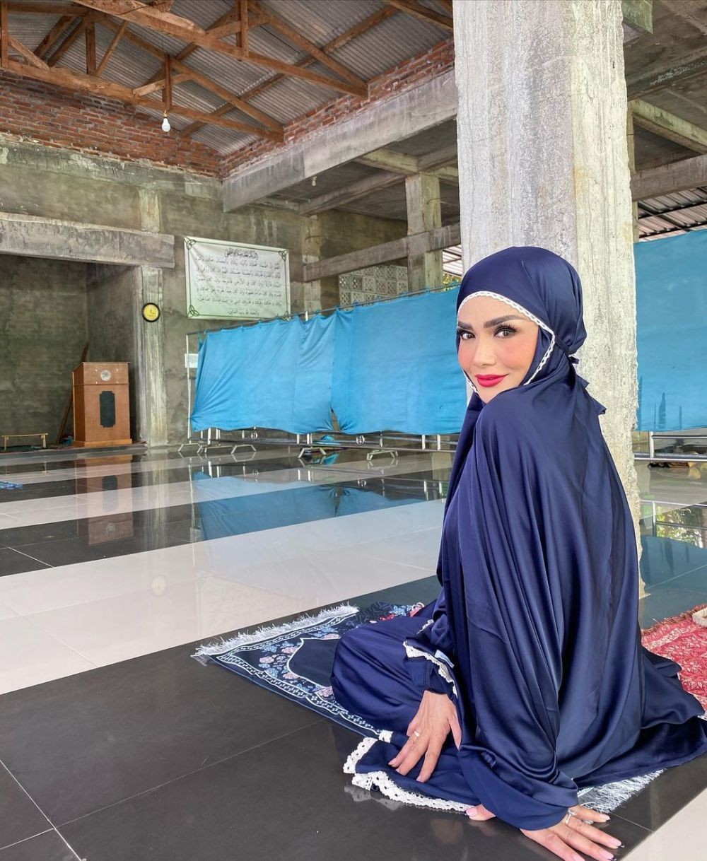 Anya Geraldine dan 9 Potret Artis Saat Pakai Mukena, Bikin Kesengsem!