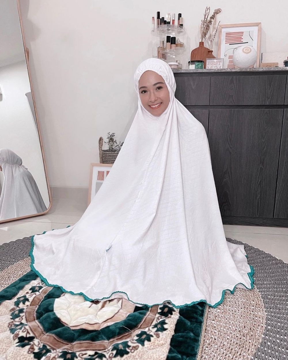Anya Geraldine dan 9 Potret Artis Saat Pakai Mukena, Bikin Kesengsem!