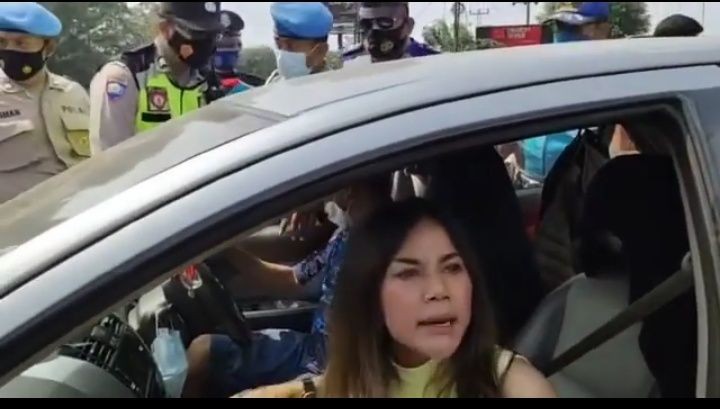 Maki Polisi Saat Diminta Putar Balik, Wanita Ini Akhirnya Minta Maaf