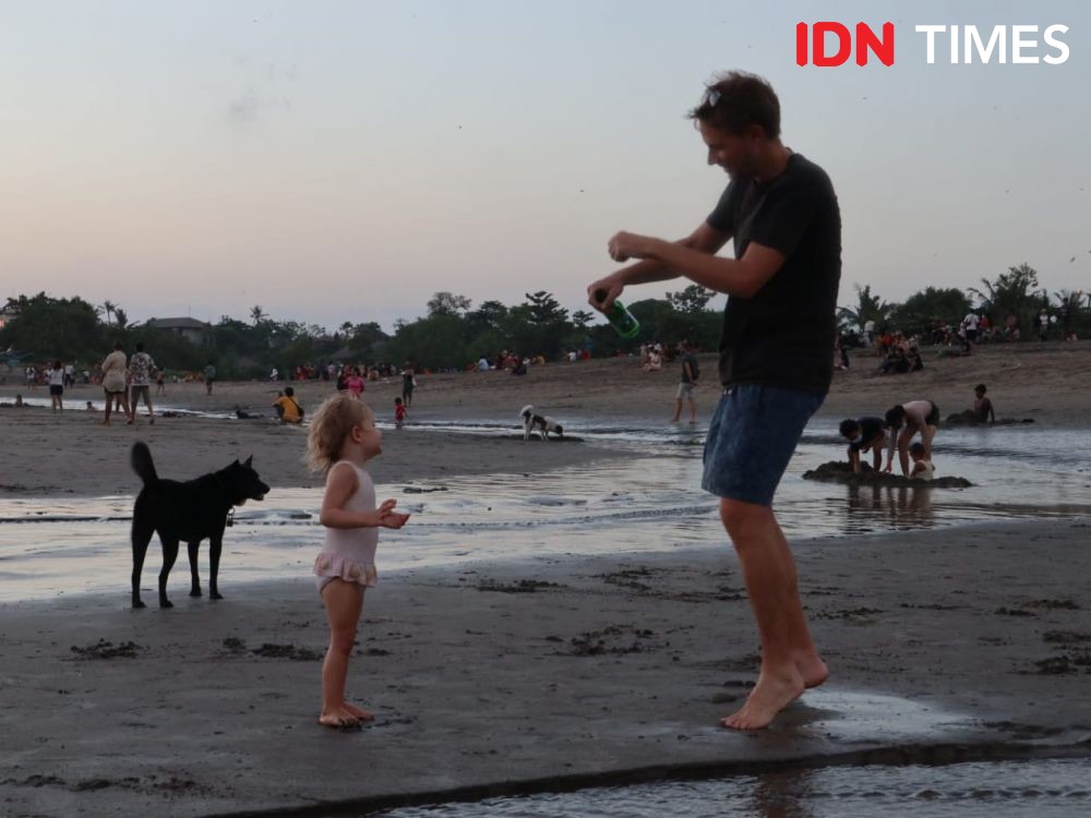 12 Potret Aktivitas Anak-anak Nikmati Pantai di Bali, Menggemaskan Deh