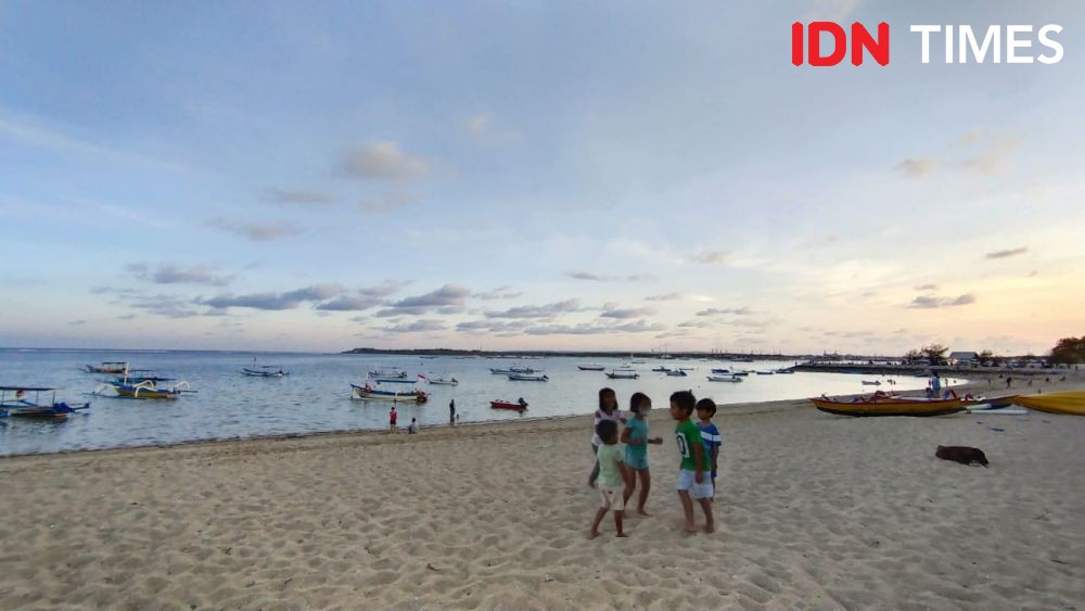 12 Potret Aktivitas Anak-anak Nikmati Pantai di Bali, Menggemaskan Deh