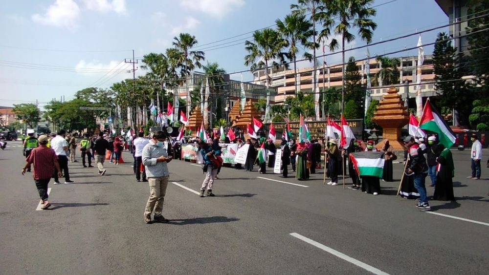 Aksi Bela Palestina di Surabaya Diwarnai Injak Bendera Israel