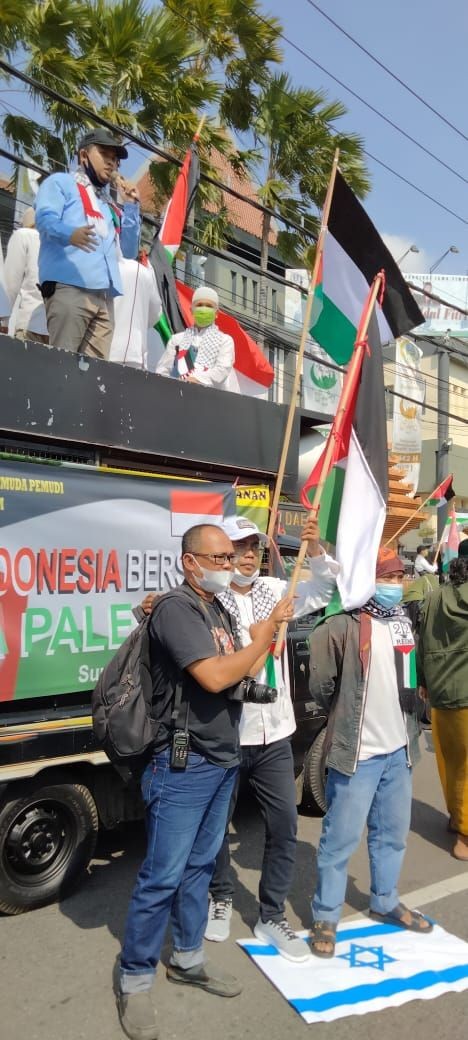 Aksi Bela Palestina di Surabaya Diwarnai Injak Bendera Israel