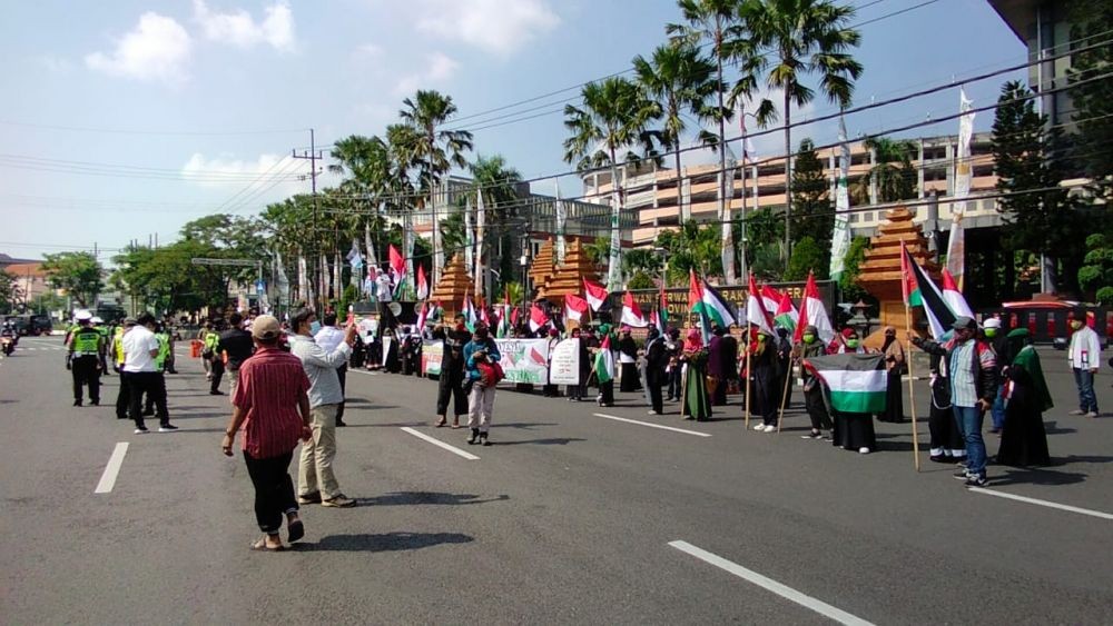 Aksi Bela Palestina di Surabaya Diwarnai Injak Bendera Israel