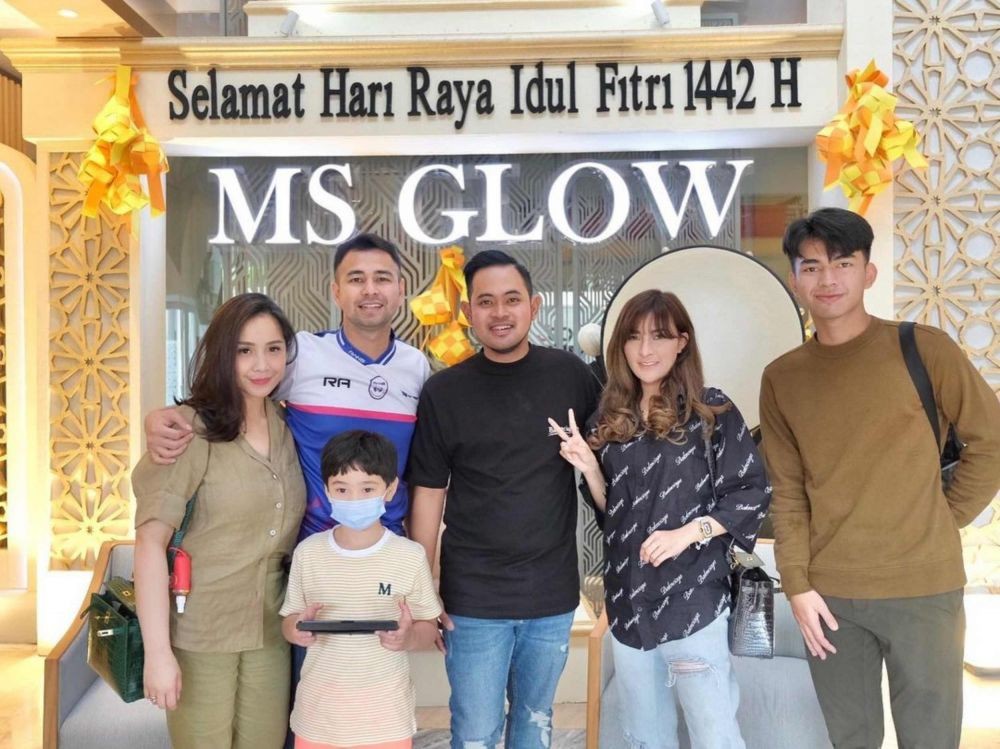 10 Potret Raffi Ahmad dan Nagita Slavina ke Pabrik MS GLOW Malang