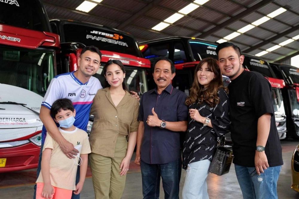 10 Potret Raffi Ahmad dan Nagita Slavina ke Pabrik MS GLOW Malang