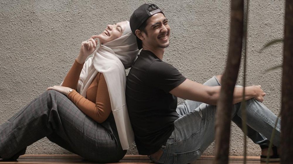 Bahagia Gak Kenal Usia! 10 Artis Ternyata Umur Istrinya Lebih Tua
