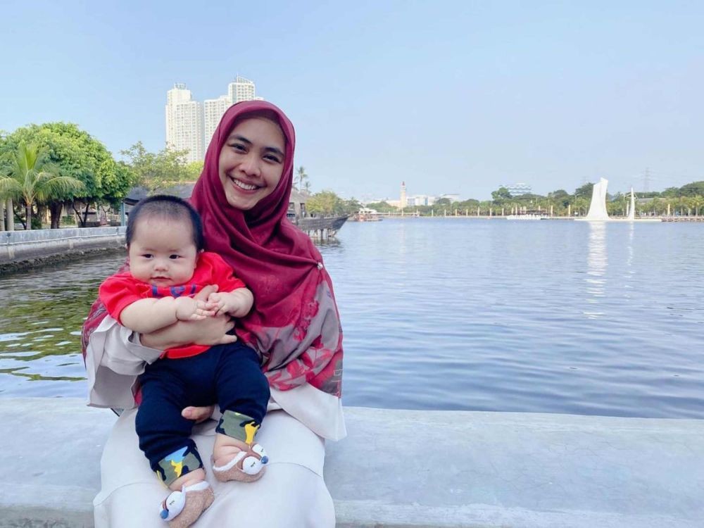 Bantah Istri Siri Uje, 10 Potret Harmonis Oki Setiana Bareng Keluarga