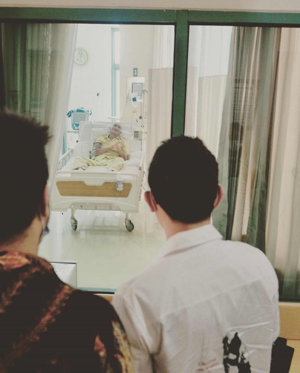 10 Potret Bos TV Kunjungi Istri Almarhum Sapri Pantun yang Melahirkan