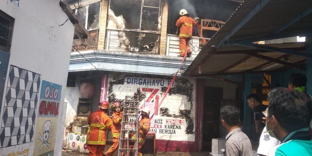 Gang Sangat Sempit, Kebakaran Rumah di Kedungdoro Butuh 17 Unit Tempur