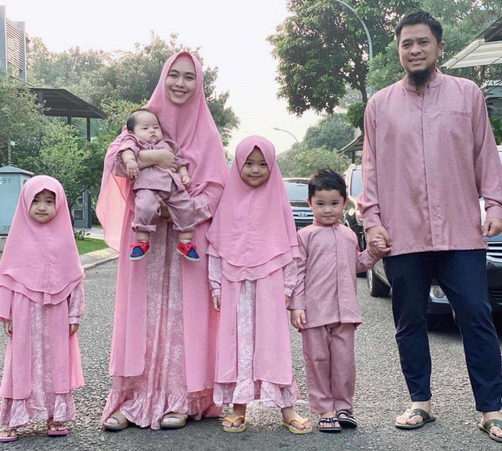Bantah Istri Siri Uje, 10 Potret Harmonis Oki Setiana Bareng Keluarga