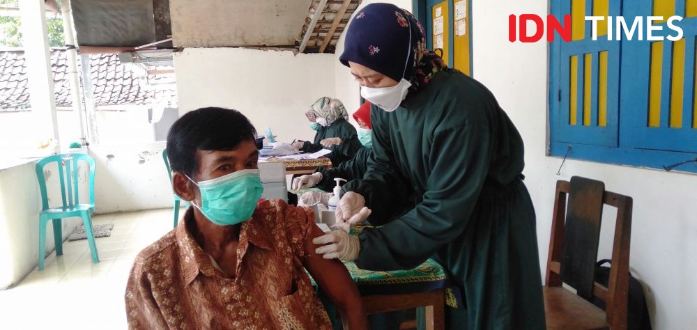 Percepat Vaksinasi Lansia, Vaksinator di Bantul Blusukan Kampung 