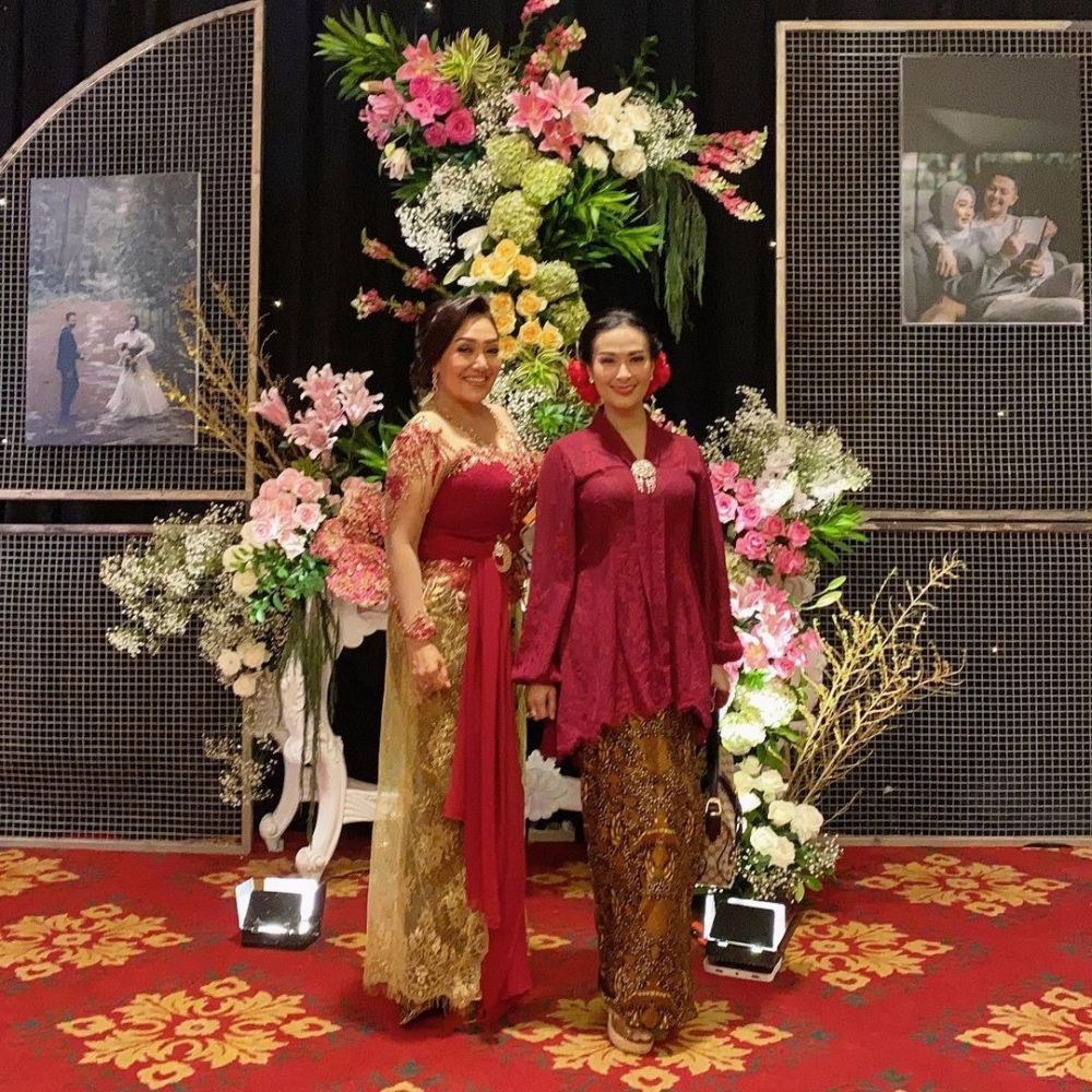 10 Inspirasi Baju Kondangan ala Iis Dahlia, Glamor Memesona