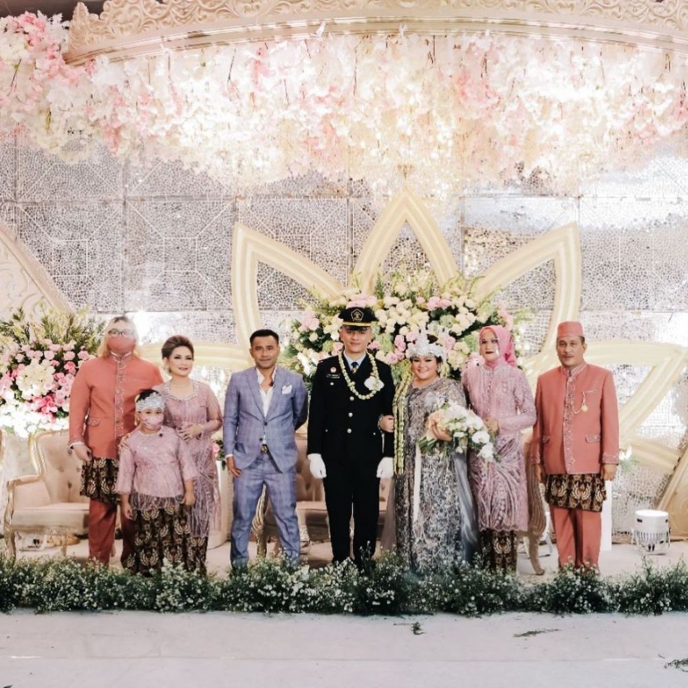 9 Ide Kebaya Kondangan ala Nia Daniaty, Memesona dan Tampil Awet Muda