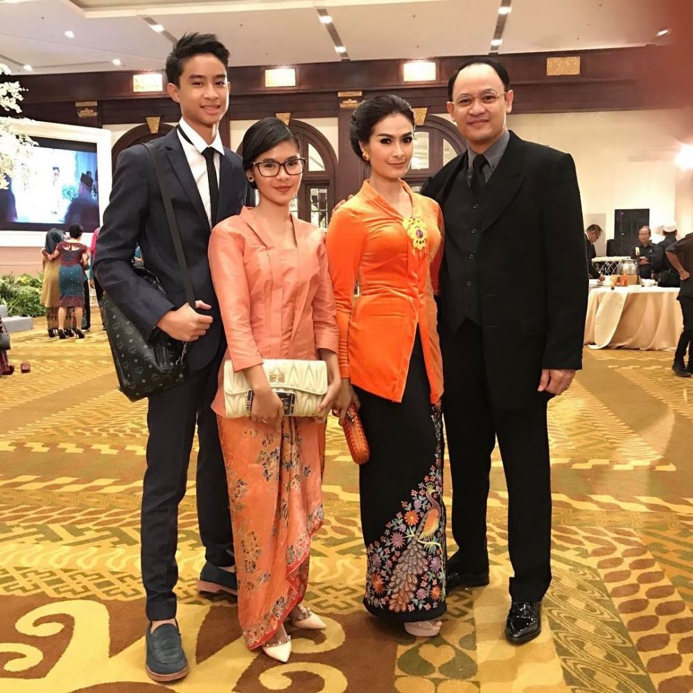 10 Inspirasi Baju Kondangan ala Iis Dahlia, Glamor Memesona