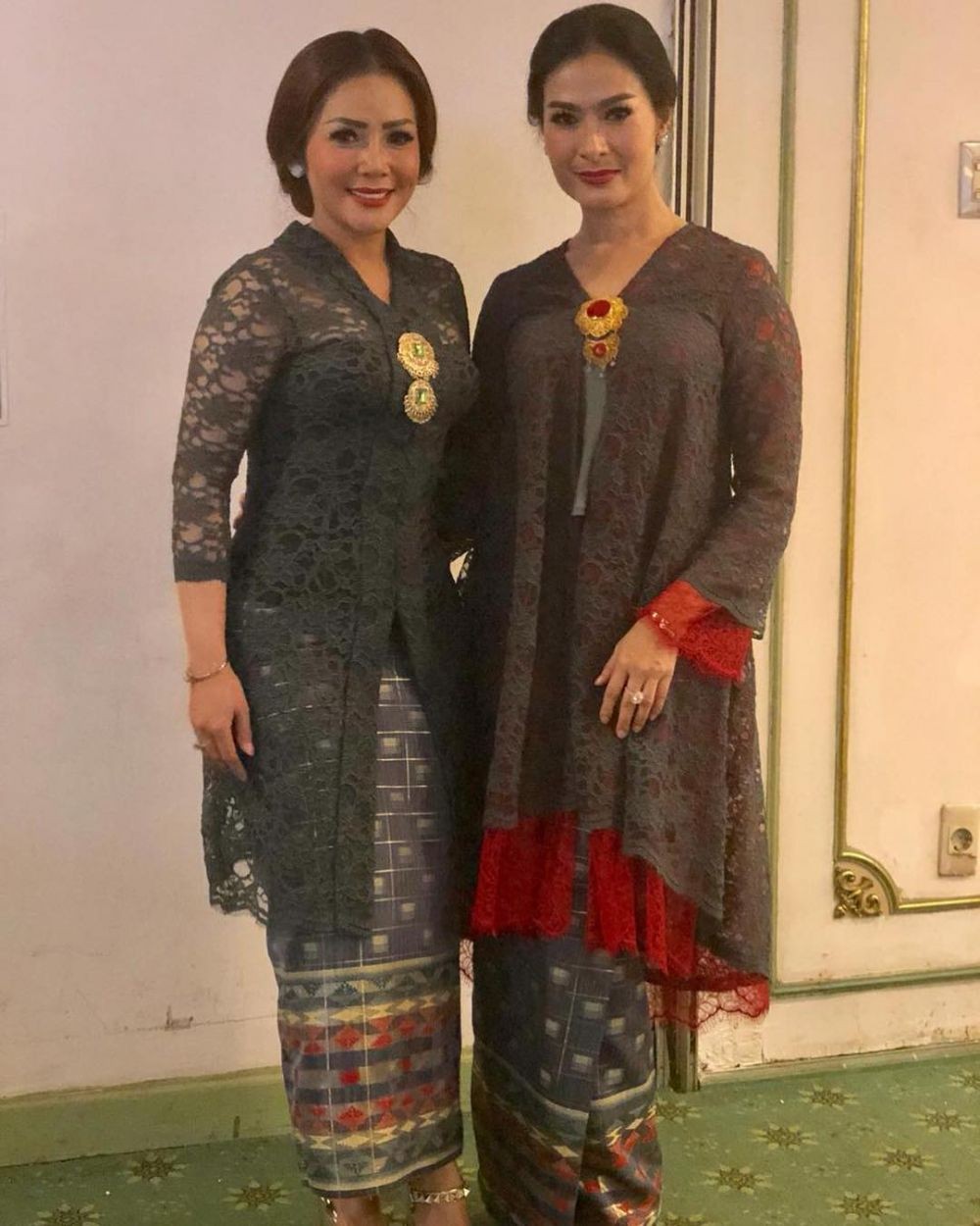 10 Inspirasi Baju Kondangan ala Iis Dahlia, Glamor Memesona