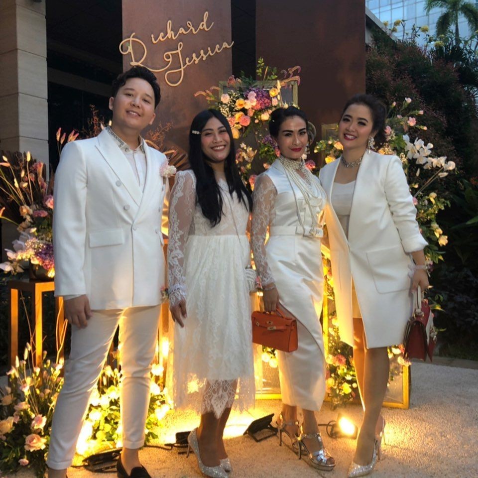 10 Inspirasi Baju Kondangan ala Iis Dahlia, Glamor Memesona