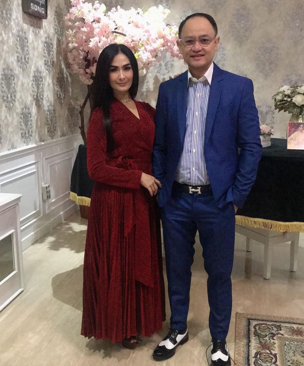 10 Inspirasi Baju Kondangan ala Iis Dahlia, Glamor Memesona