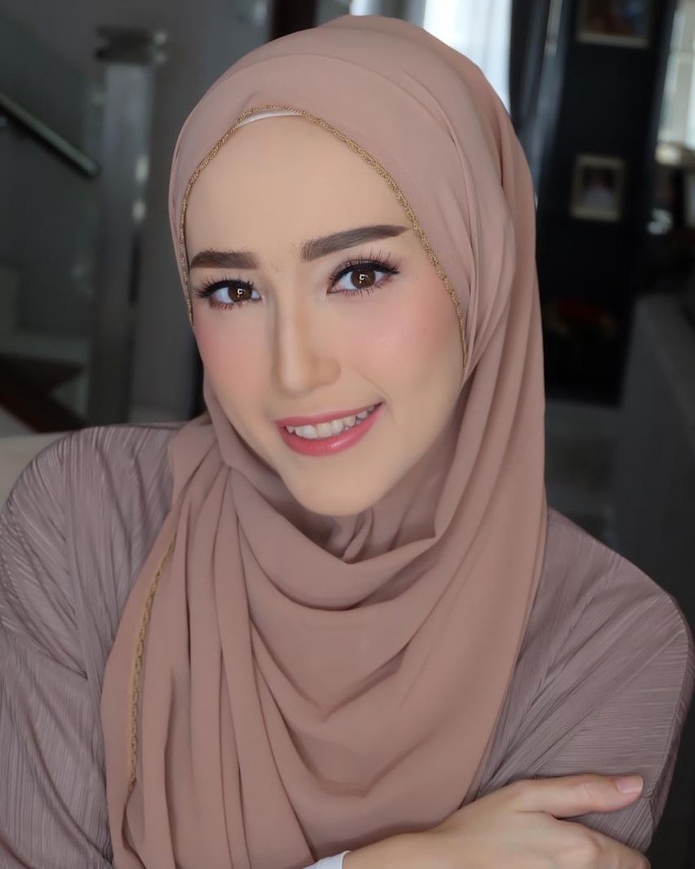 Gaya Anak Kuliahan hingga Hijab Lilit, 9 Ide Hijab ala Adelia Pasha